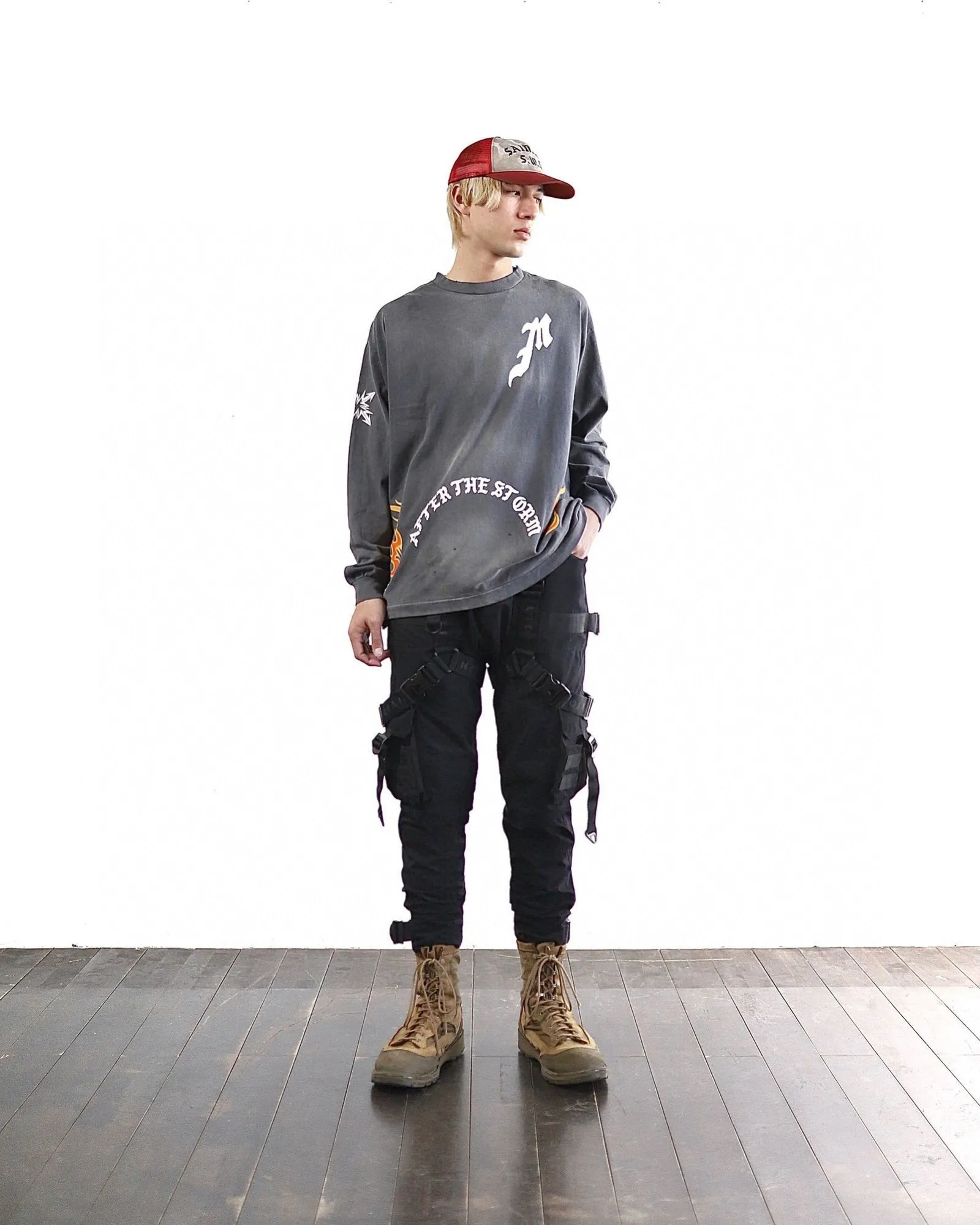 SAINT Mxxxxxx M/AFTER LS_TEE/BLACK Flame arrow Letter M retro distressed long tee Washed black S-XL Tubular fabric Assute ready-made garments dyed The whole piece is sprayed with horse-hair spray and then sprayed again to fade the color. The collar and cuffs are frayed. Many places are frayed. Extra large printing position. Very difficult to print. Complete accessories. With little angel anti-counterfeiting label.